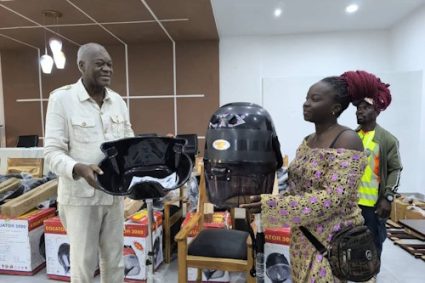 COMMUNE LAC 1 : Le Président du Conseil offre des kits d’installation aux jeunes artisans…