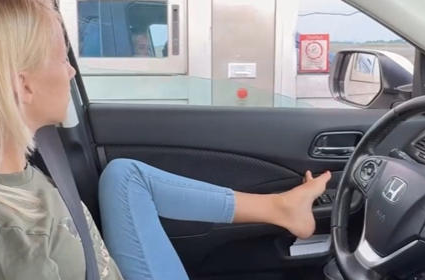 UNE CONDUCTRICE HORS-PAIR : Née sans bras, elle se surpasse et conduit avec ses pieds !