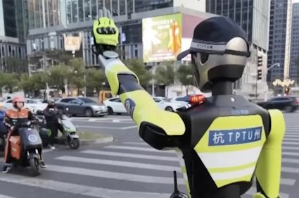 CHINE : Des robots policiers humanoïdes pour réguler la circulation