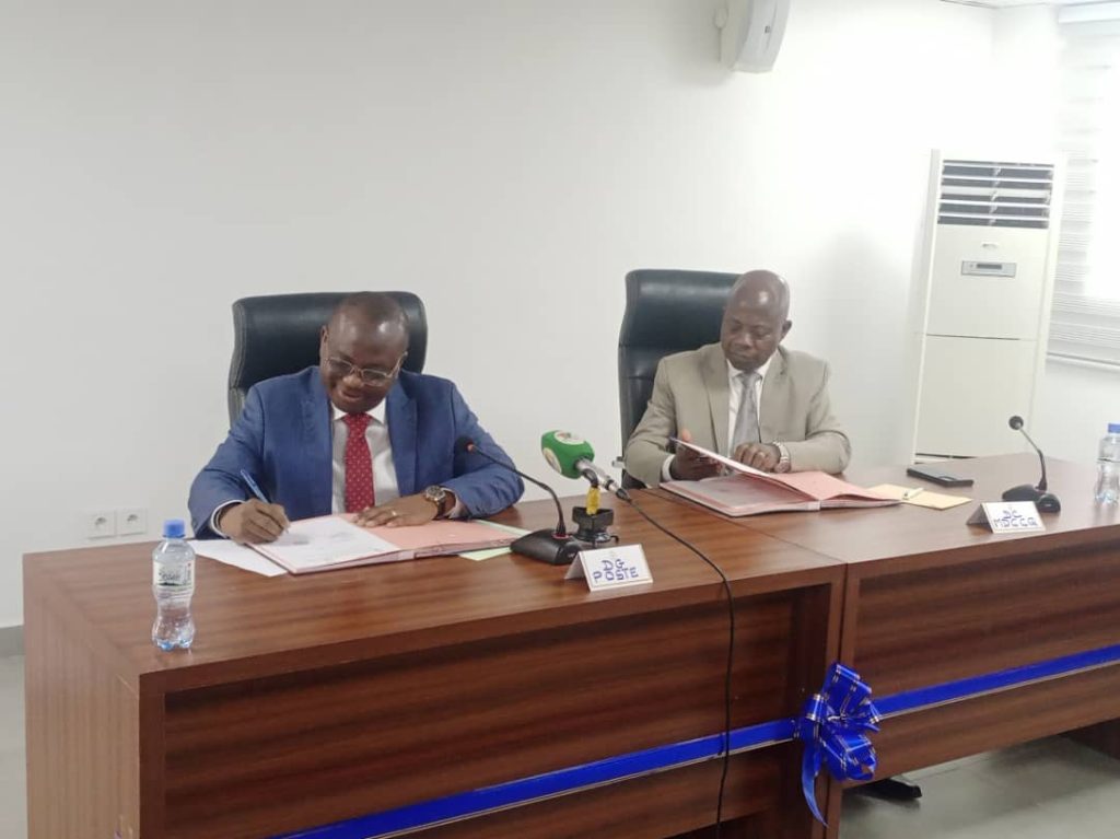 Signature du partenariat entre la Poste (g) et le MDCCQ (dt)