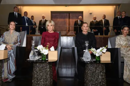 THEATRE ROYAL DE RABAT : Les Princesses Lalla Khadija, Lalla Meryem et Lalla Hasnaa au spectacle d’ouverture, accompagnées de Mme Brigitte Macron