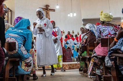ÉPIDEMIE D’EBOLA EN RDC : Quad des catholiques défient les restrictions sanitaires