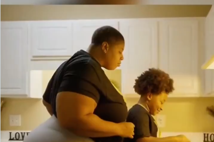L&rsquo;AMOUR N&rsquo;A PAS … :  Brandice (1m85, 136kilos) file le parfait amour avec Paris (1m22, …) (vidéo)
