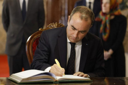 EN VISITE OFFICIELLE A RABAT : Sébastien Lecornu s’est recueilli sur les tombes des regrettés Souverains, Feu Mohammed V et Feu Hassan II